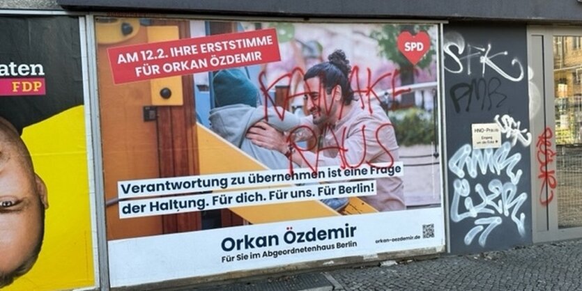 ein beschmiertes Plakat der SPD