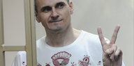 Oleg Senzow zeigt mit seiner linken Hand das Victory-Zeichen