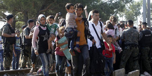 Flüchtlinge überqueren die Grenze von Griechenland zu Mazendonien.