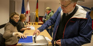 Wahlleiter Stephan Bröchler bei der Stimmabgabe