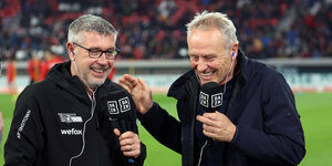Die Trainer Christian Streich und Urs Fischer mit Mikrophonen am Spielfeldrand