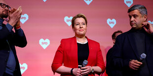 Franziska Giffey und Rahed Saleh stehen am Wahlabend vor einer Wand, die mit dem SPD-Logo in Herzchenform gestaltet ist