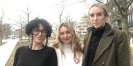 Drei Frauen aus der Ukraine blicken in die Kamera