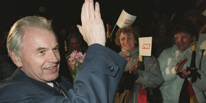 Hans Modrow bei einer Wahlkampagne 1990 in Neubrandenburg