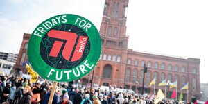 Aktivisten von Fridays for Future der TU Berln stehen auf einer Demo unter dem Motto "#BerlinWillKlima" in Berlin-Mitte vor dem Roten Rathaus . Die Aktivisten fordern angesichts der Wahl des Berliner Abgeordnetenhaus ein klimaneutrales Berlin bis 2030.