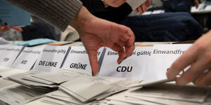 Wahlhelfer sichten im City Cube nach der wiederholten Wahl die Stimmzettel der Briefwähler