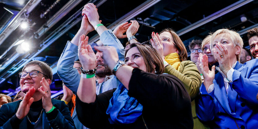 Jubelnde Parteimitglieder bei der Wahlparty der Grünen