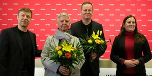 Janine Wissler (r) und Martin Schirdewan (l) überreichen Klaus Lederer (2.v.r)und Katina Schubert (2.v.l) bei einer Pressekonferenz