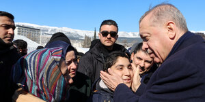 Präsident Erdogan hält das Gesicht eines Kindes in den Händen