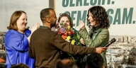 Grünen-Spitzenkandidatin Jarasch bekommt Blumen überreicht