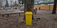 Gelbe Mülltonne vor einem Wahllokal in Berlin-Kreuzberg