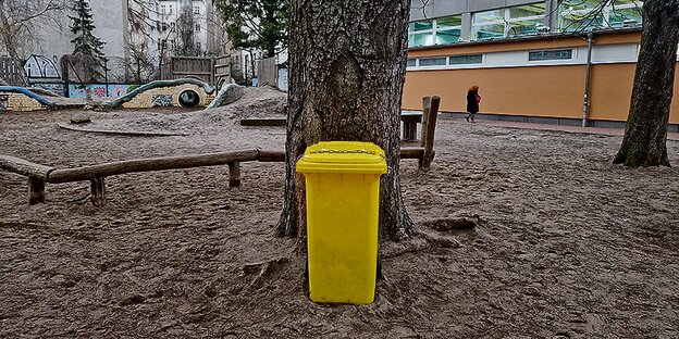 Gelbe Mülltonne vor einem Wahllokal in Berlin-Kreuzberg