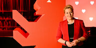Franziska Giffey steht bei der Wahlparty der SPD neben einer roten Figur vom Berliner Bär, dem Wappentier Berlins
