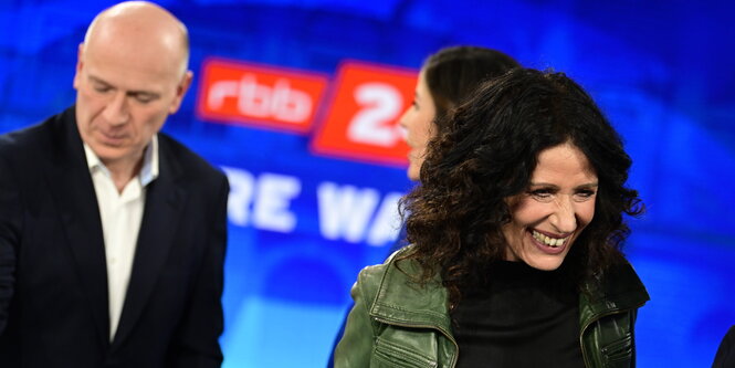 Die Spitzenkandidaten von CDU und Grünen, Kai Wegner und Bettina Jarasch, stehen im RBB-Wahlstudio im Abgeordnetenhaus.