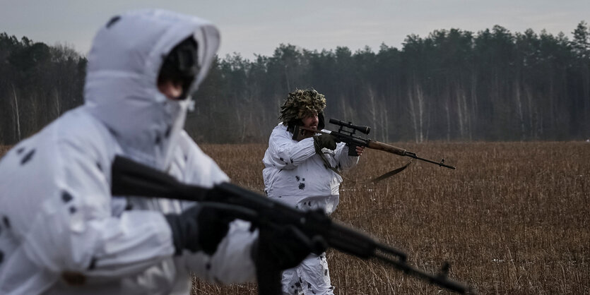 Zwei Soldaten mit Gewehren