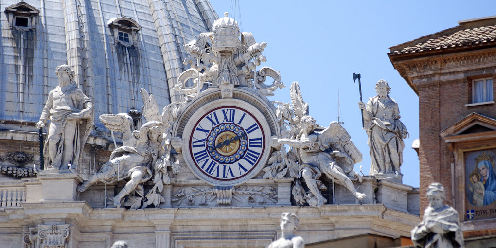 Uhr am Petersdom