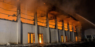 Brennende Sporthalle in Nauen