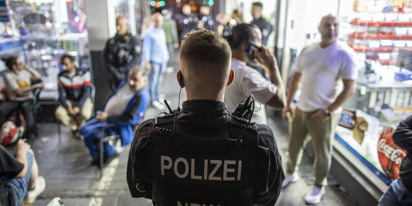 Ein Polizist während einer Razzia