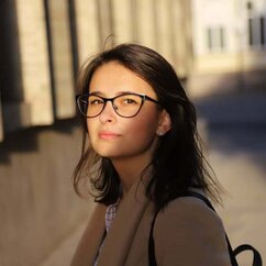 Porträt einer jungen Frau mit dunklen schulterlangen Haaren und Brille: die Journalistin Daniela Calmîș