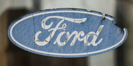 zerkratztes Ford-Logo an einer Fensterscheibe