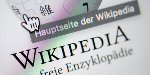 Die Startseit von Wikipedia mit grünen und lila Lichteinfällen