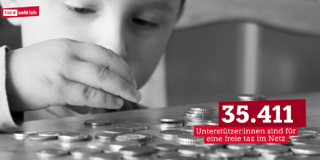 Ein Kind schiebt Geldmünzen auf einem Tisch hin und her.