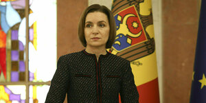 Die moldavische Präsidentin steht mit ernster Miene