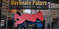 Der Berlinale Bär wird am Berlinale Palast angebracht