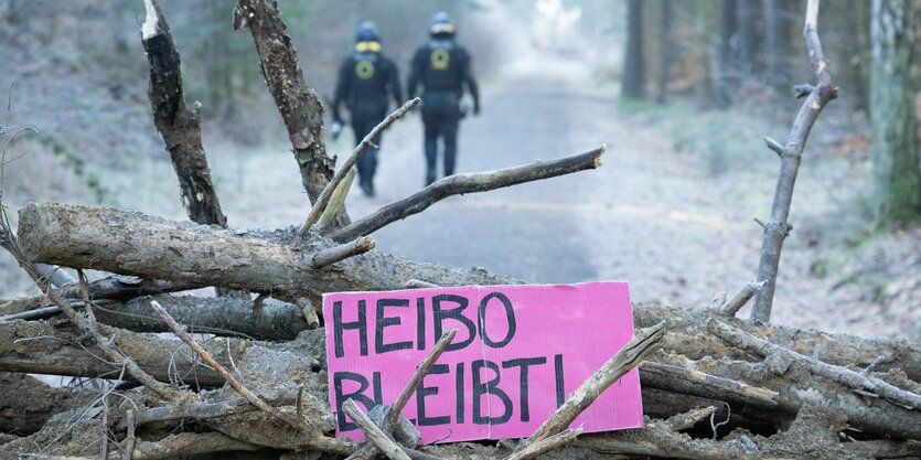 Barrikade mit Protestschild