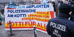 Protestierende und Polizisten am Kottbuser Tor in Berlin-Kreuzberg