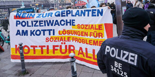 Protestierende und Polizisten am Kottbuser Tor in Berlin-Kreuzberg