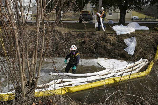 Feuerwehrleute verlegen Sperren in einem Fluss