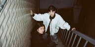Zwei junge Frauen stehen auf der Kellertreppe eines Clubs in Seoul