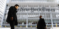 Redaktion der New York Times, davor stehen zwei Männer
