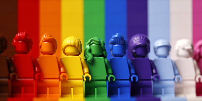 Lego-Figuren in Regenbogenfarben