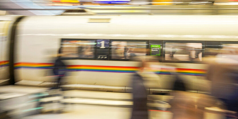 Ein ICE der Bahn mit Regenbogenfarbenstreifen