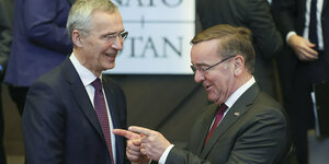 Nato-Generalsekretär Stoltenberg und der deutsche Verteidigungsminister Pistorius stehen beieinander und lachen