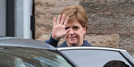 Schottlands erste Ministerin Nicola Sturgeaon winkt