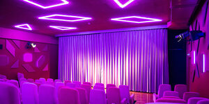 Saal 6 im Kino Delphi Lux, das zur Yorck-Kinogruppe gehört, erstrahlt im lila Licht