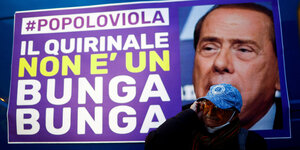 Berlusconis Gesicht auf einem Schild mit "Bunga-Bunga"-Aufschrift