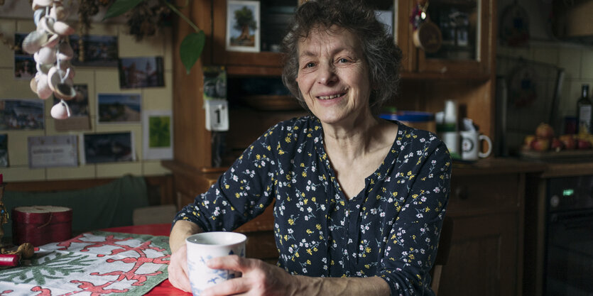 Porträt von Constanze Westphal mit Tasse in den Händen in ihrem Haus