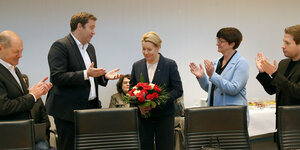 Franziska Giffey mit einem Blumenbukett, umringt von ihren Parteikolleg:innen Scholz, Klingbeil, Esken und Kühnert