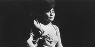 Schwarz-Weiß-Aufnahme von Yoko Ono