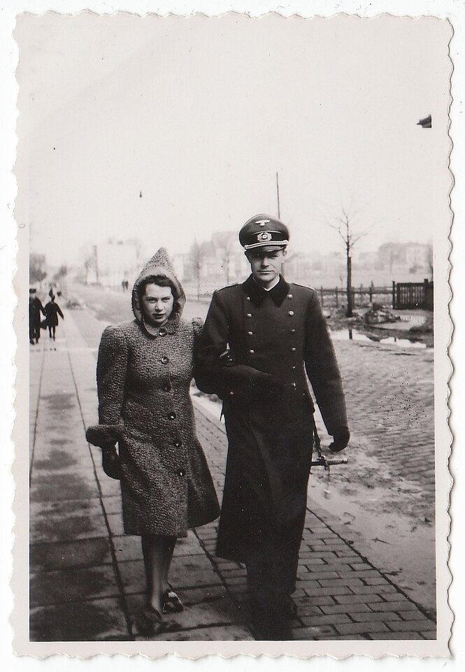 Ein altes Foto der Großeltern von Johannes Spohr, der Vater trägt Uniform, die Mutter einen Mantel und eine Kapuze