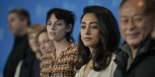 Die Schauspielerin Golshifteh Farahani zwischen anderen Jurymitgliedern