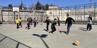 Kinder spielen Fußball