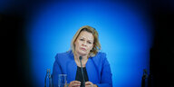 Innenministerin Nancy Faeser schaut entgeistert und senkt den Kopf schief