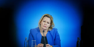 Innenministerin Nancy Faeser schaut entgeistert und senkt den Kopf schief