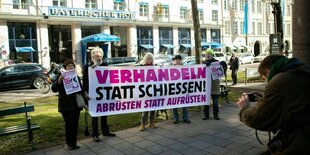 Fotoaktion mit einem Transparent gegen Sicherheitskonferenz und zur Aufnahme von Verhandlungen: Verhandeln statt Schiessen - Abrüsten statt Aufrüsten