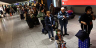 In einer Schlange wartende Passagiere am Flughafen Frankfurt